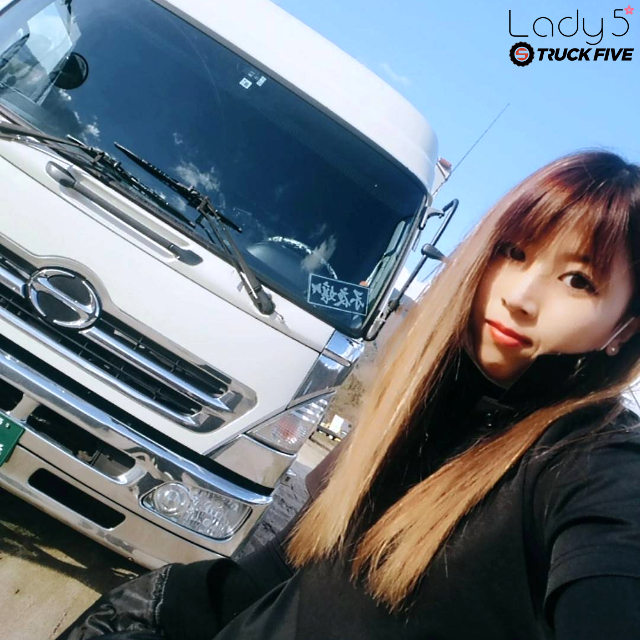 日野4トントラックと女性運転手